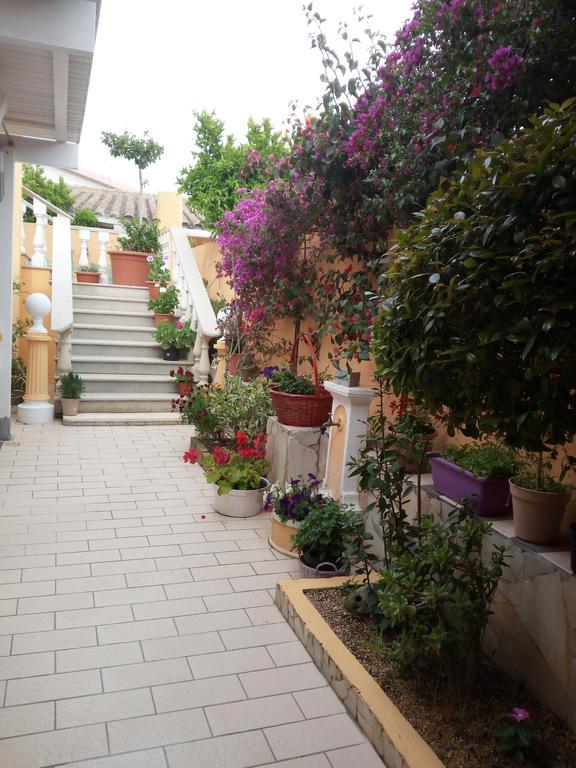 Domos Le Due Tuie Bed & Breakfast Piscinas Exterior photo