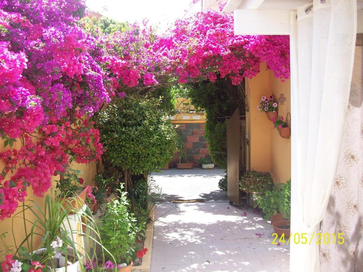 Domos Le Due Tuie Bed & Breakfast Piscinas Exterior photo