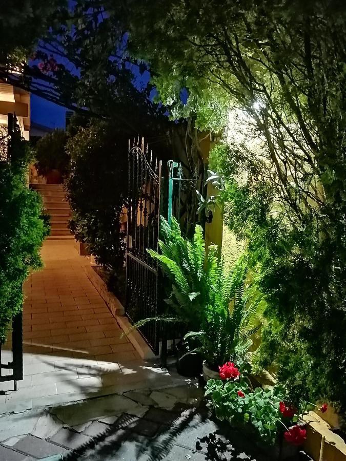 Domos Le Due Tuie Bed & Breakfast Piscinas Exterior photo